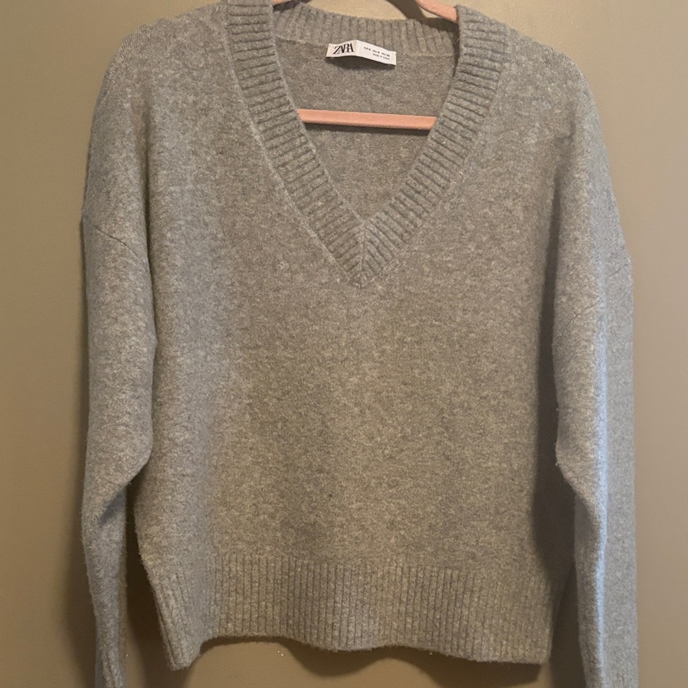 Zara grey v neck sweater like new! Size M